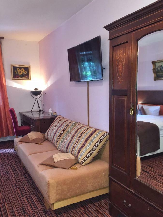 Attache Hotel 3*