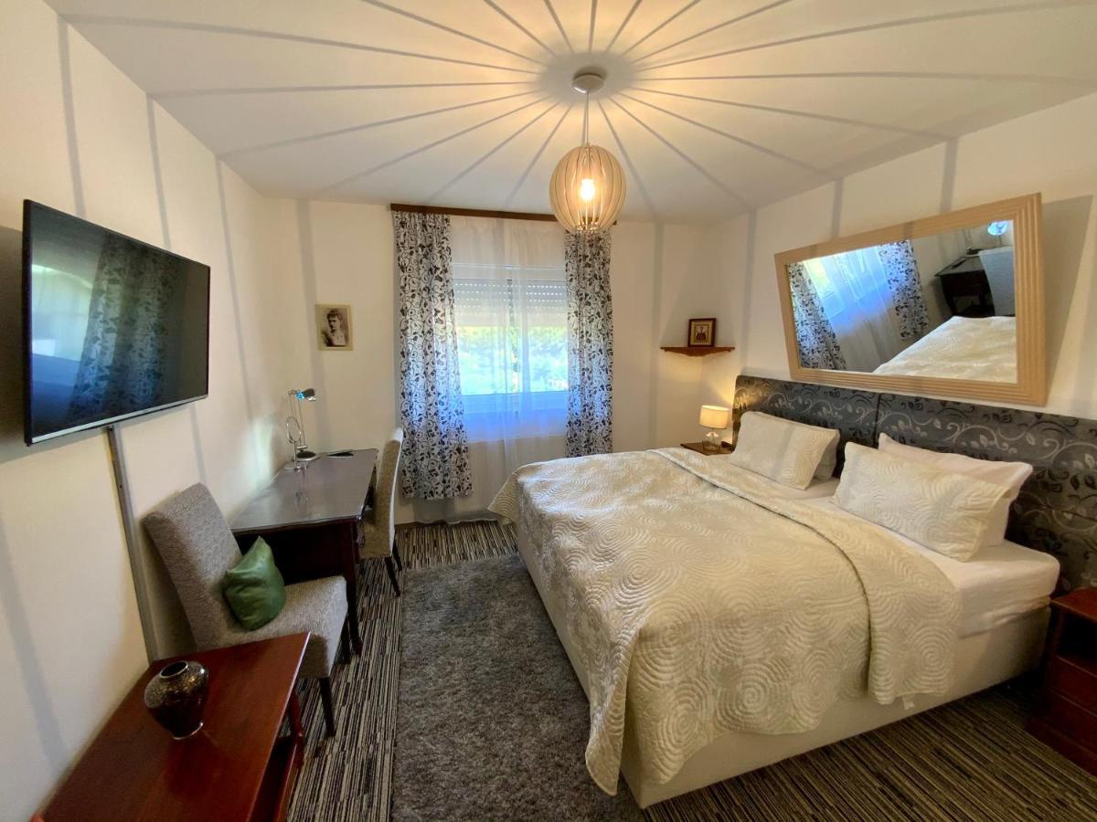Hotel Attache 3*