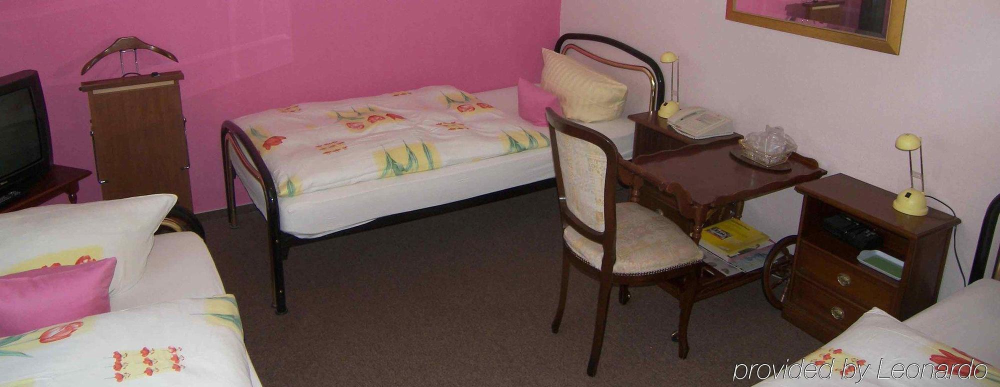 Attache Hotel 3*