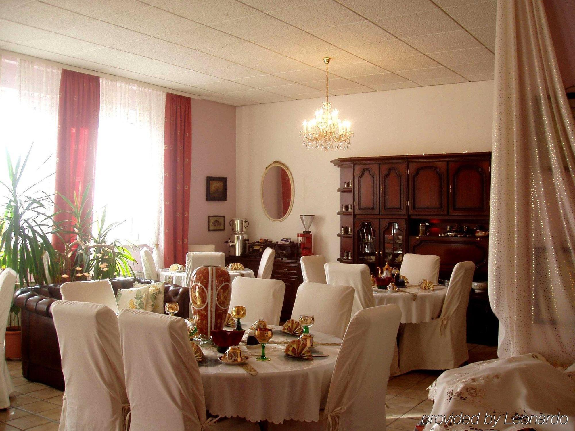 Attaché Hotel 3*